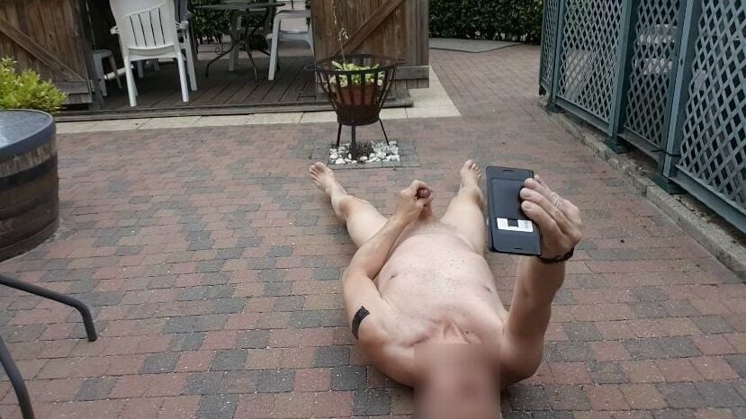 public outdoor exhibitionist solowank jerking session