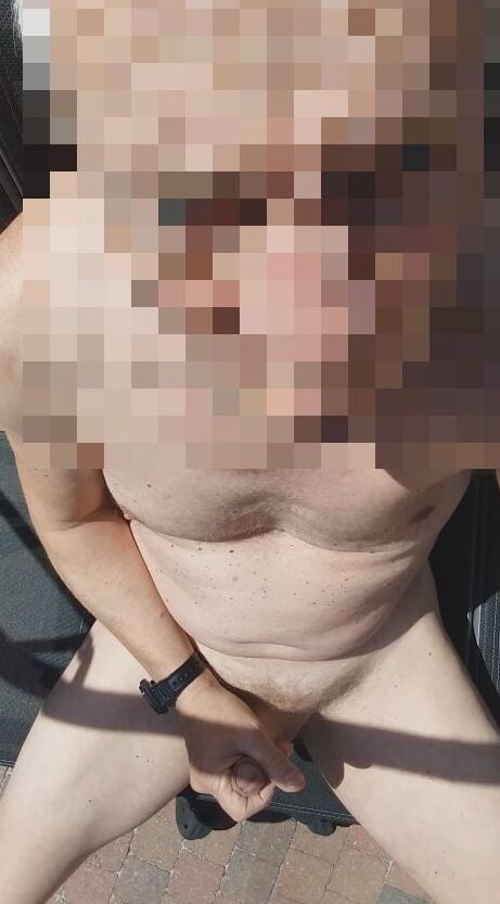 public outdoor exhibitionist solowank jerking session