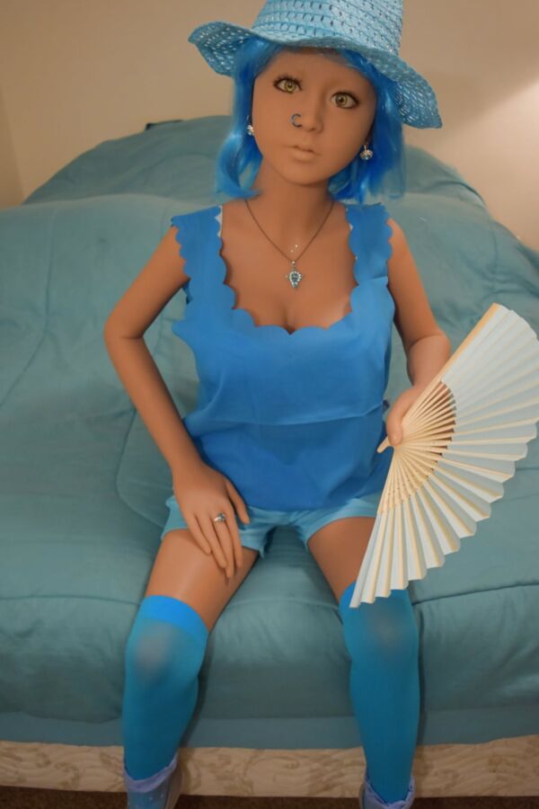 Nina&;s blue hat