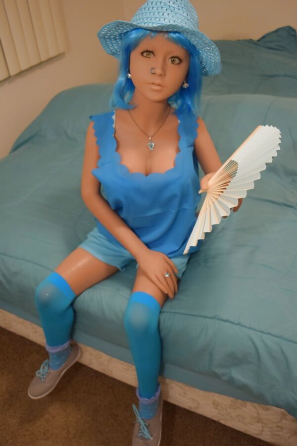 Nina&;s blue hat