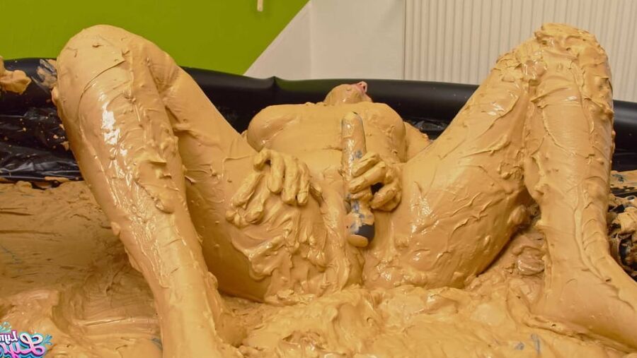 Cheerleader Cosplay - masturbating in mud