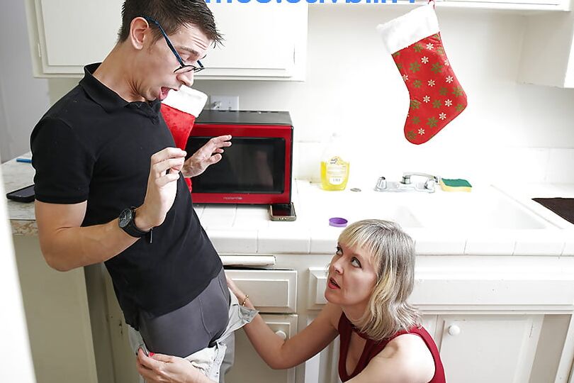 PHILAVISE-Mom has her way while dad&;s away- an xmas story
