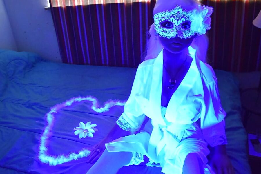 Nina&;s blacklight