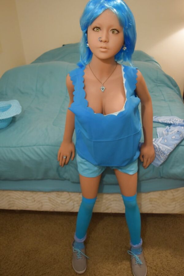 Nina&;s blue hat