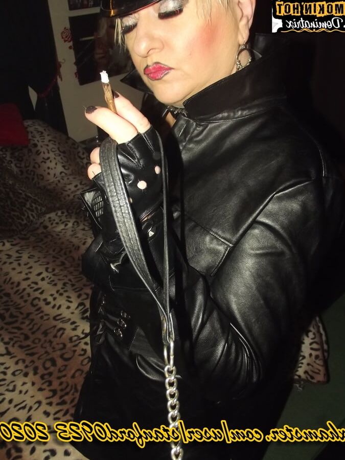 SMOKING DOMINATRIX PT
