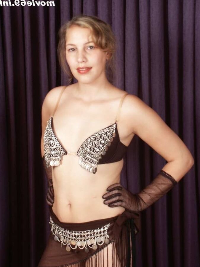 Photoshooting with Teen Nathalie in a belly dance dress