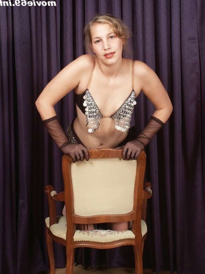 Photoshooting with Teen Nathalie in a belly dance dress
