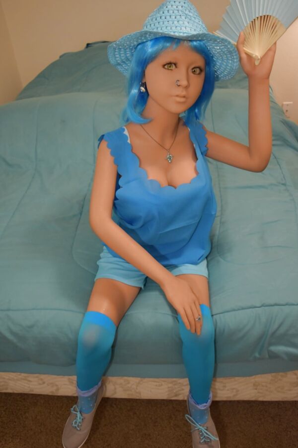 Nina&;s blue hat