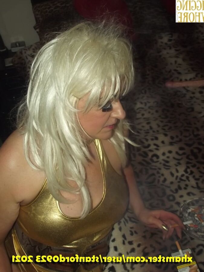 GOLD DIGGING WHORE