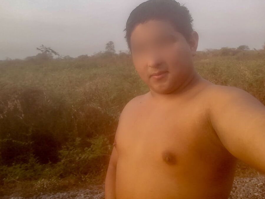 Mis Pezones Exhibidos en las Vias del Tren-Yop Sin Camiseta