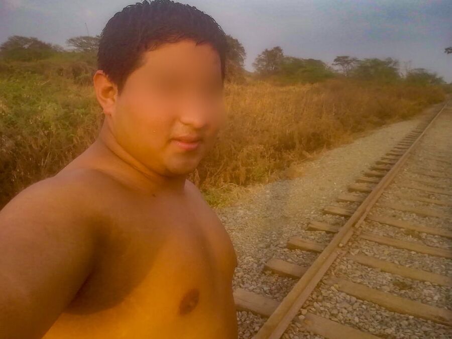 Mis Pezones Exhibidos en las Vias del Tren-Yop Sin Camiseta