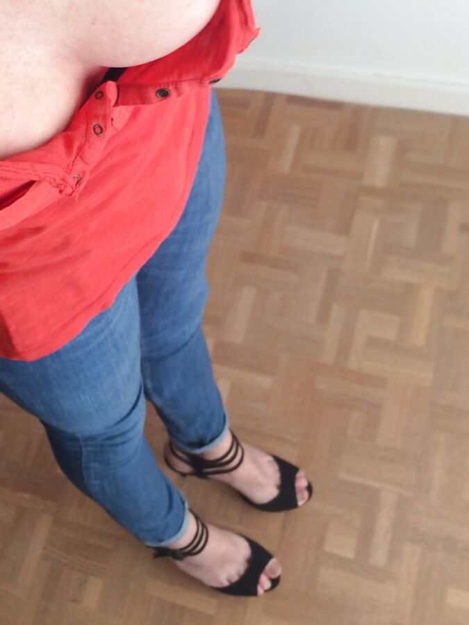 Jeans &amp; red top, whale tail :)