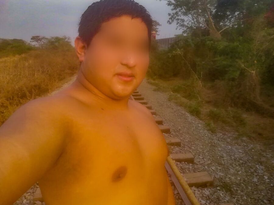 Mis Pezones Exhibidos en las Vias del Tren-Yop Sin Camiseta
