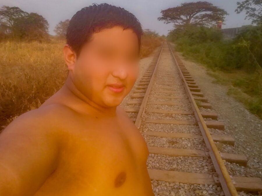 Mis Pezones Exhibidos en las Vias del Tren-Yop Sin Camiseta