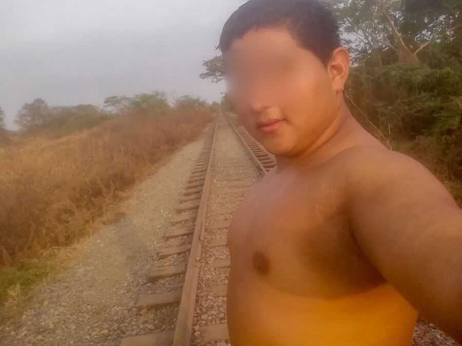 Mis Pezones Exhibidos en las Vias del Tren-Yop Sin Camiseta