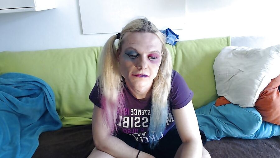 Imitating Harley Quinn facial expresions