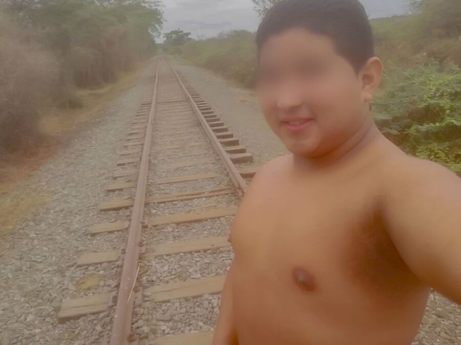 Mis Pezones Exhibidos en las Vias del Tren-Yop Sin Camiseta