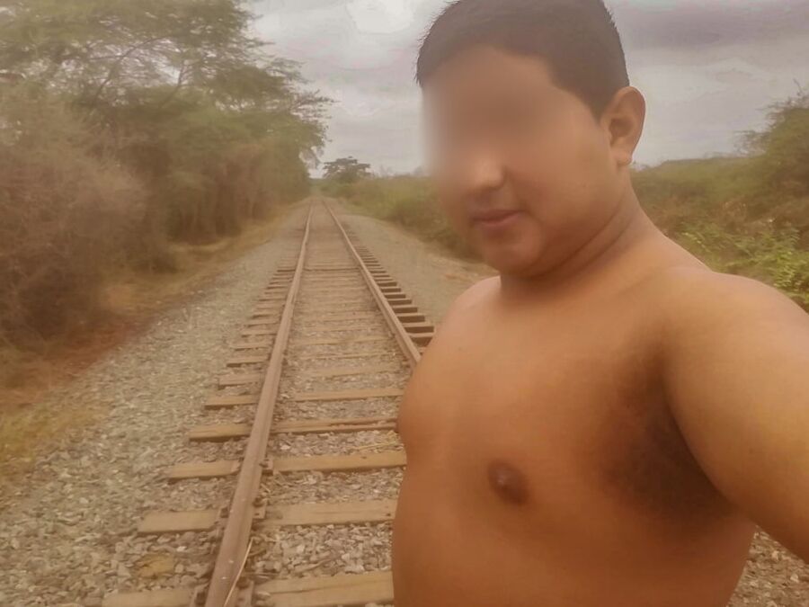 Mis Pezones Exhibidos en las Vias del Tren-Yop Sin Camiseta
