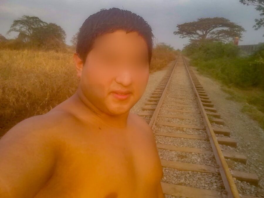 Mis Pezones Exhibidos en las Vias del Tren-Yop Sin Camiseta
