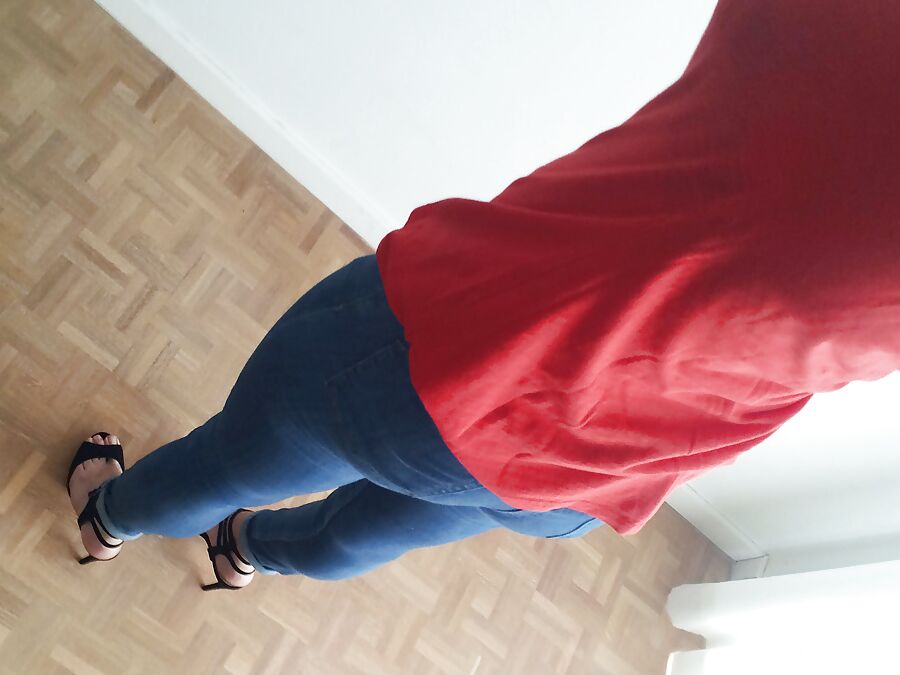 Jeans &amp; red top, whale tail :)