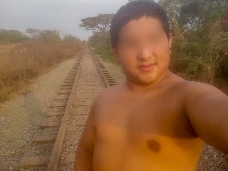 Mis Pezones Exhibidos en las Vias del Tren-Yop Sin Camiseta