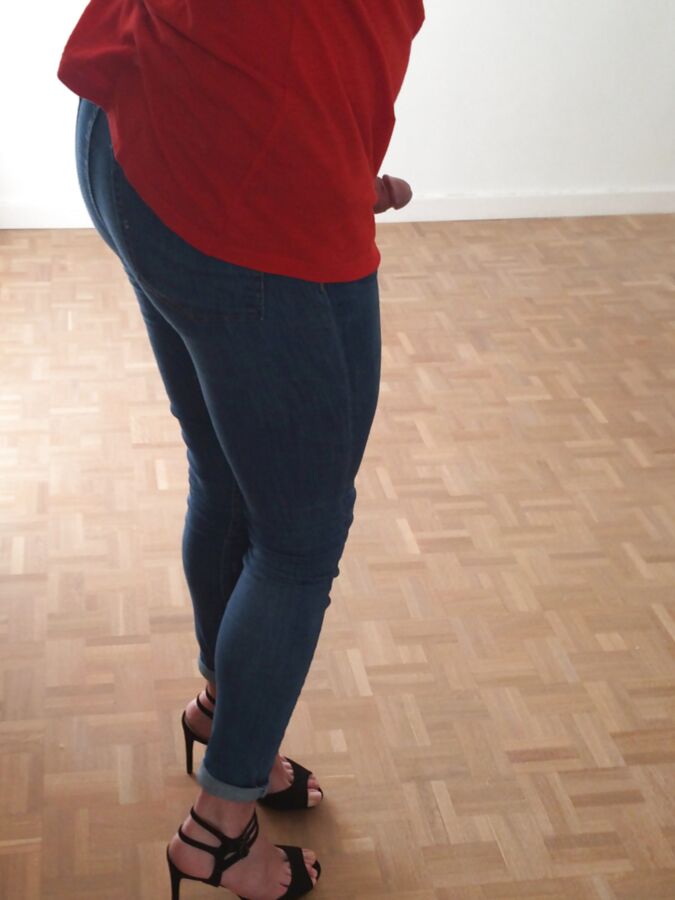 Jeans &amp; red top, whale tail :)