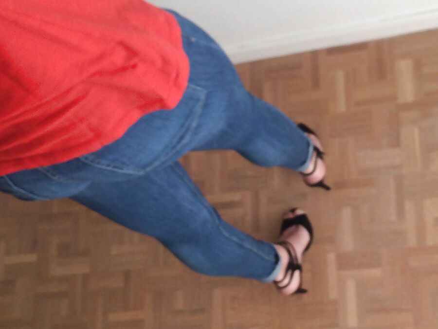 Jeans &amp; red top, whale tail :)
