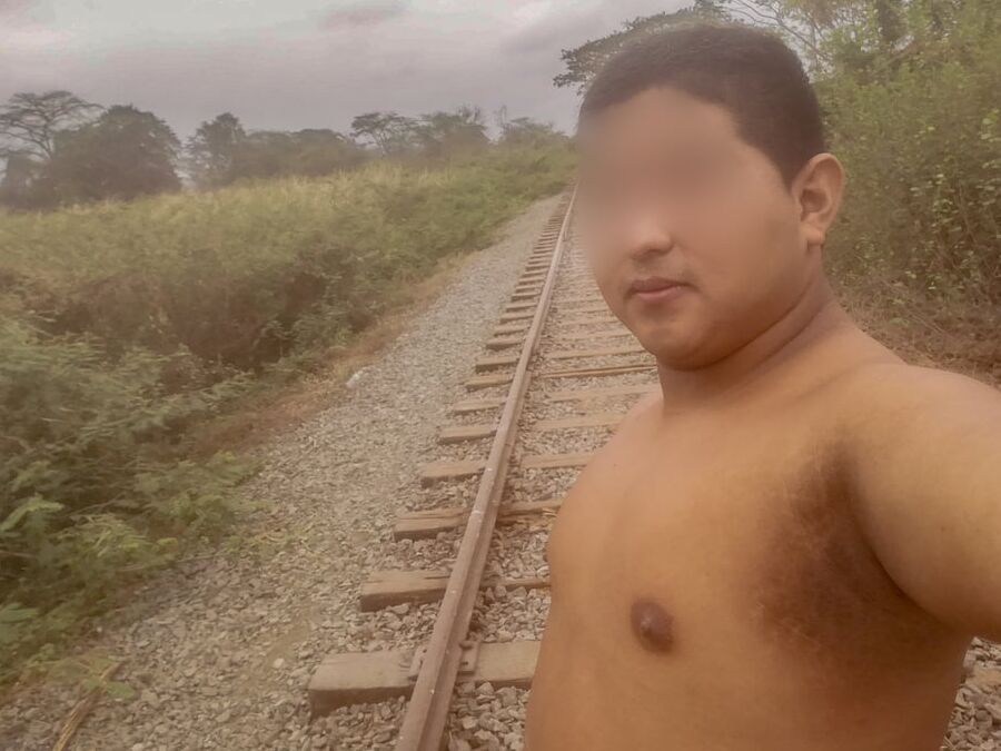 Mis Pezones Exhibidos en las Vias del Tren-Yop Sin Camiseta