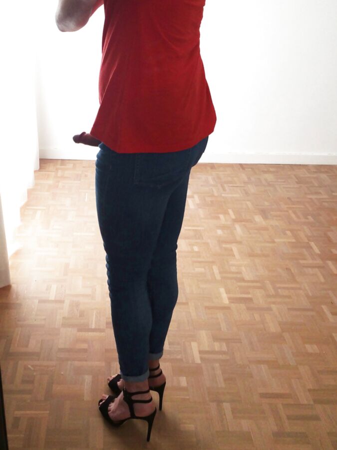 Jeans &amp; red top, whale tail :)