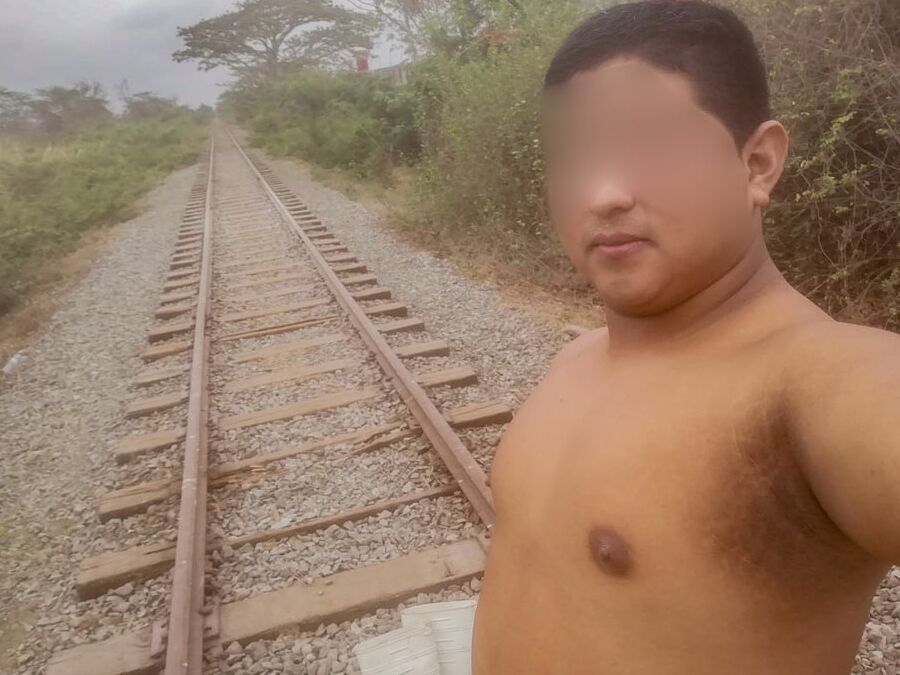 Mis Pezones Exhibidos en las Vias del Tren-Yop Sin Camiseta