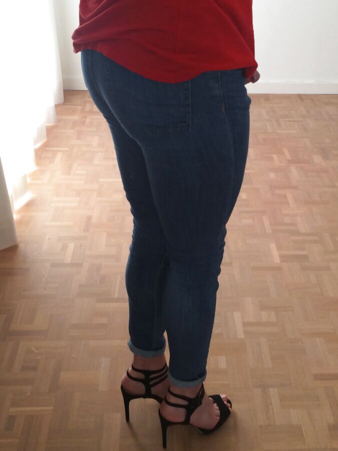 Jeans &amp; red top, whale tail :)
