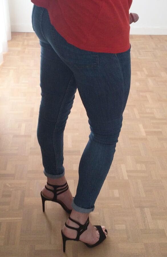 Jeans &amp; red top, whale tail :)