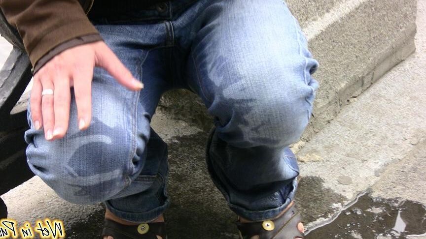 Pissing In Public Black Babe Pee Pee Pussy Spread Peeing HD