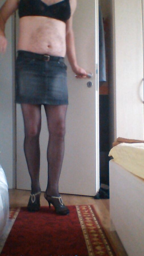 Nylonjunge Cool in Straps und Heels