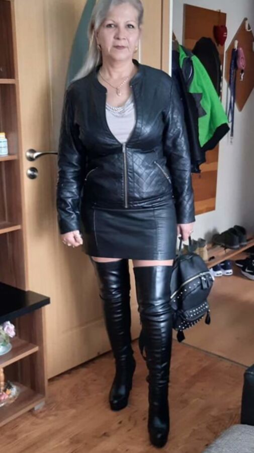 HOTSUBWIFE red corset red pvc boots