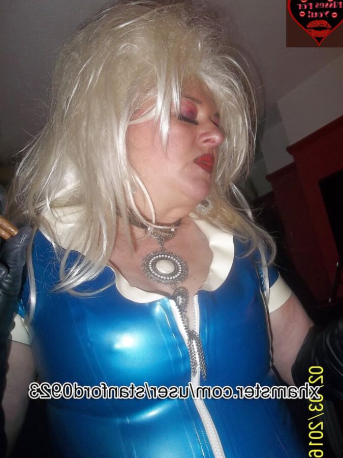 SMOKING SLUT IN RUBBER