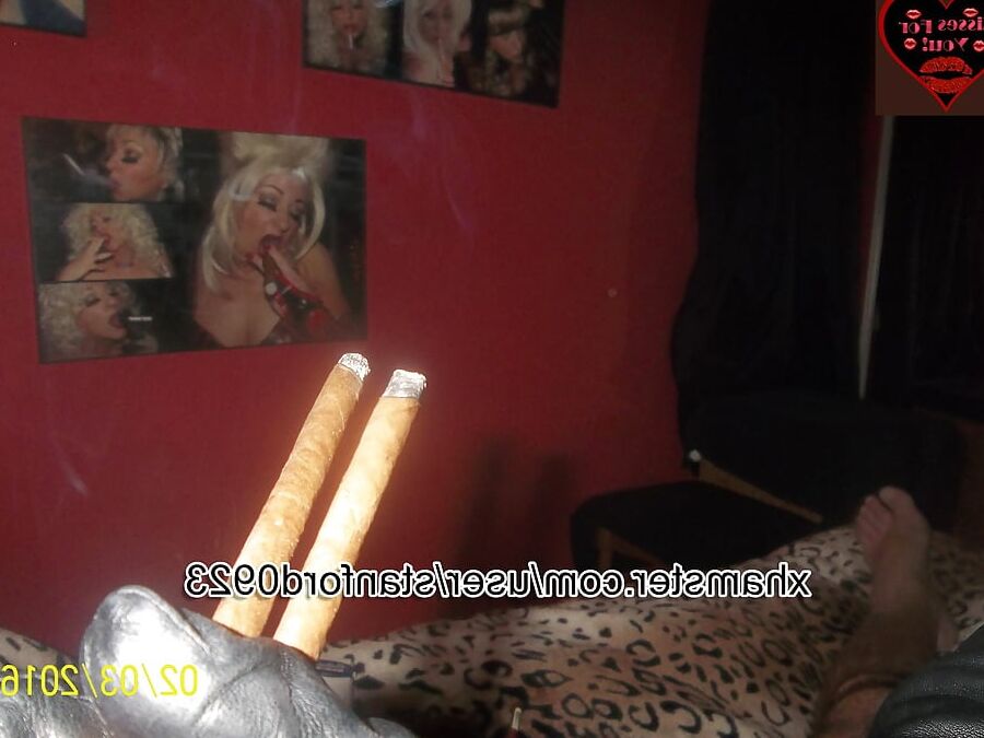 SMOKING SLUT IN RUBBER