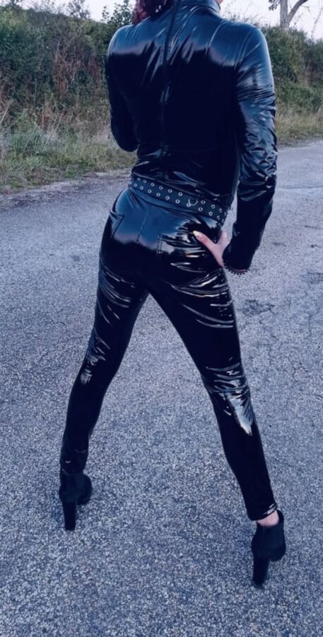 BLACK LATEX