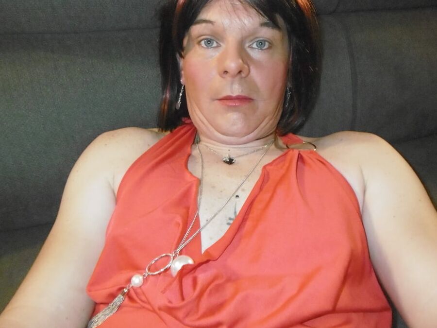 Robe rouge avec gode