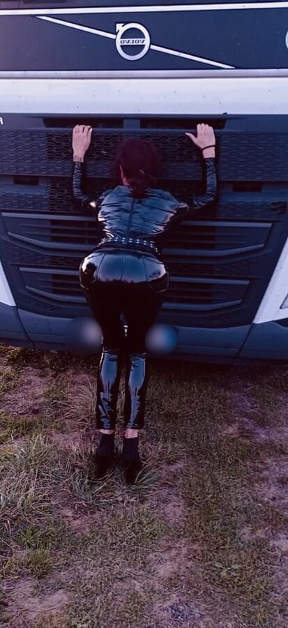 BLACK LATEX