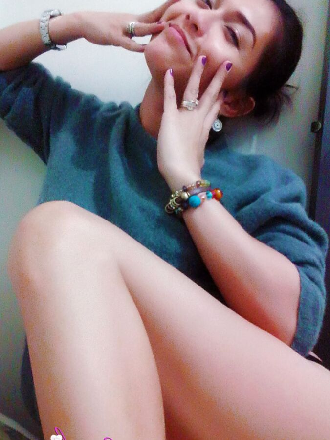 セーターとパンティーを着たサファイア・ヤング