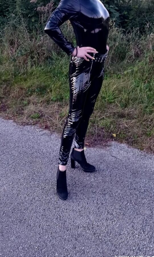BLACK LATEX