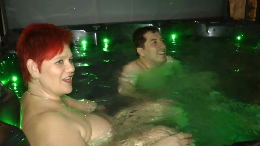 PARTY - Blowjob in whirlpool
