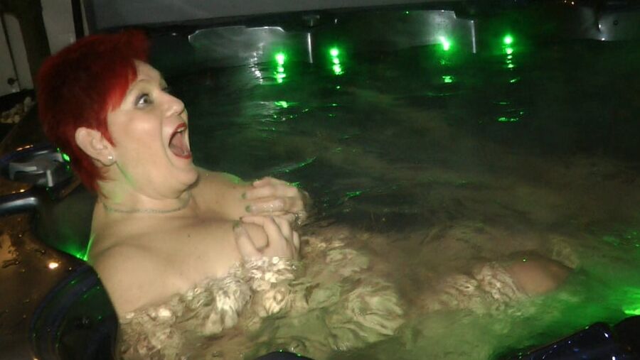 PARTY - Blowjob in whirlpool