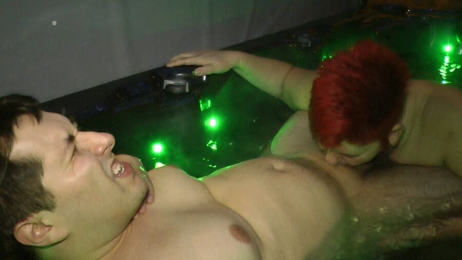PARTY - Blowjob in whirlpool