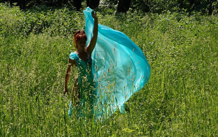 With a turquoise veil in the contrlight