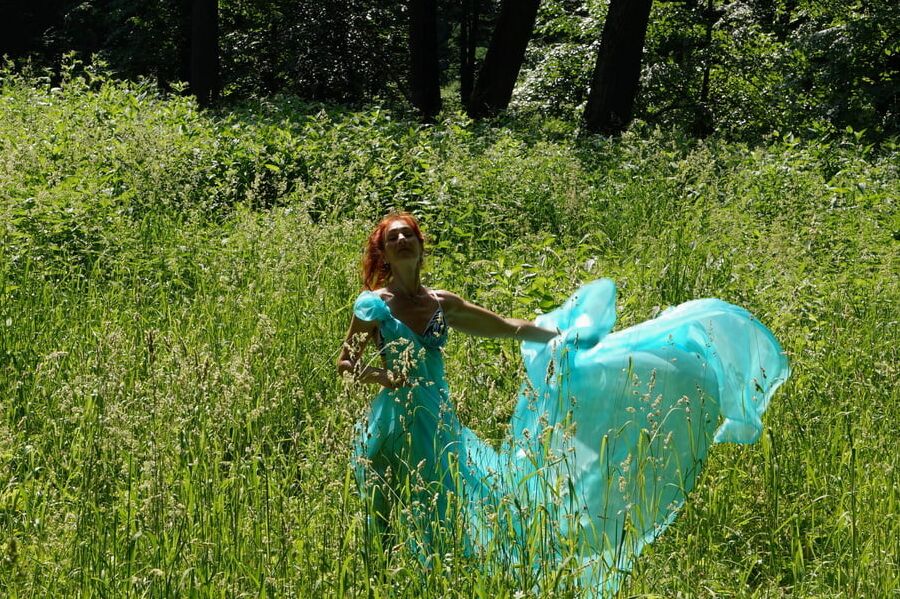 With a turquoise veil in the contrlight