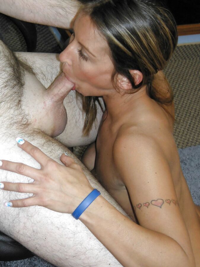 Busty MILF Leeanna sucking dick
