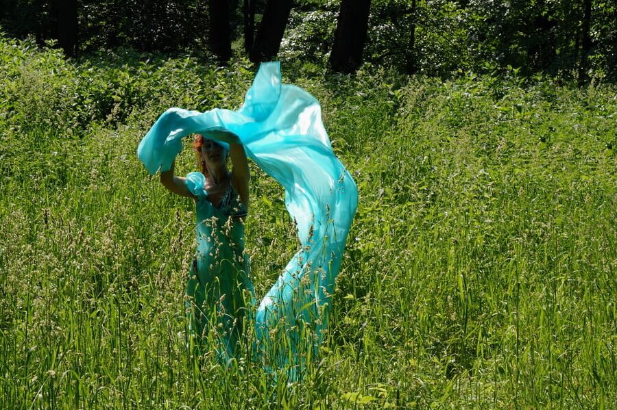 With a turquoise veil in the contrlight
