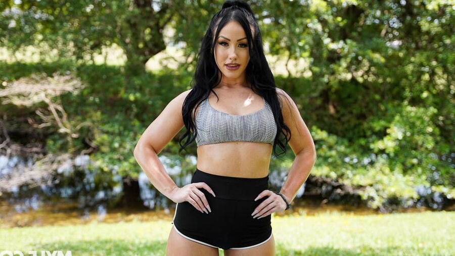 Jennifer White - She Works Her Ass Off